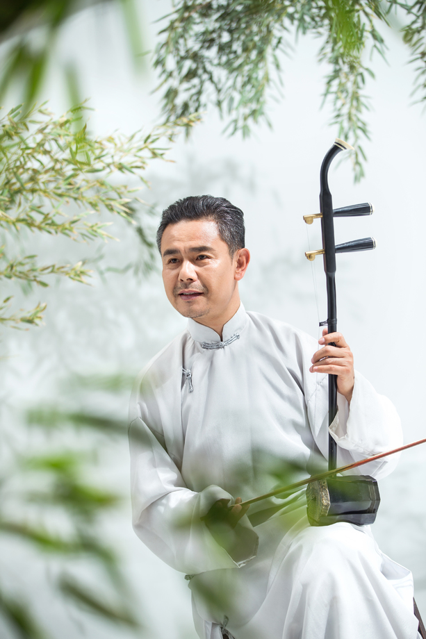 男艺术家表演二胡图片