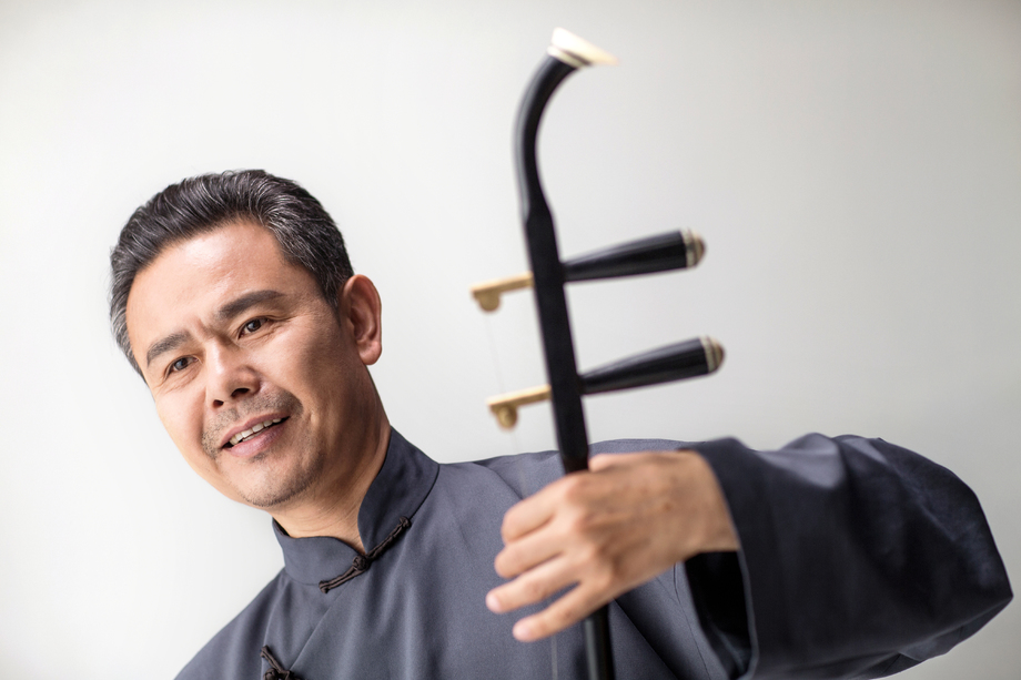 男艺术家在拉二胡图片 男艺术家在拉二胡图片