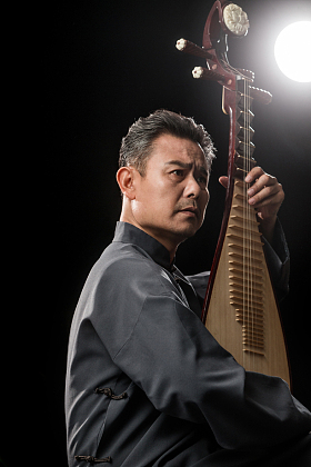 男艺术家在弹琵琶