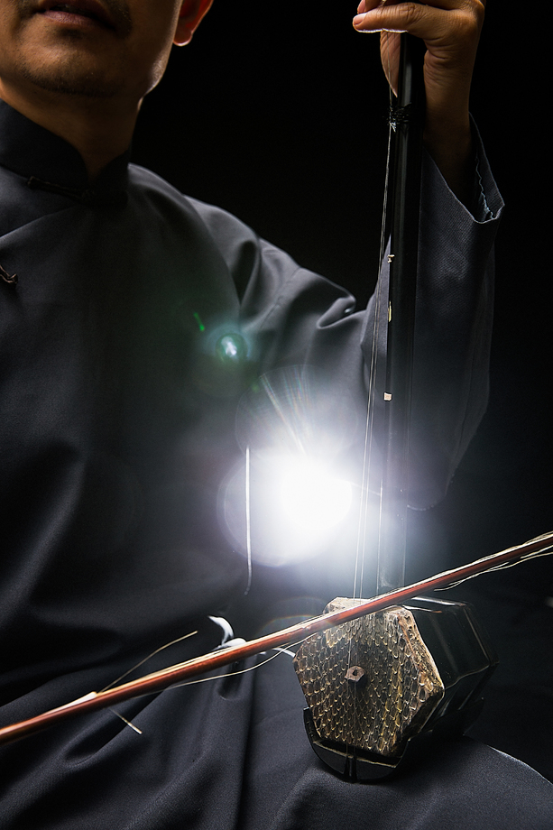 男艺术家在拉二胡图片 男艺术家在拉二胡图片