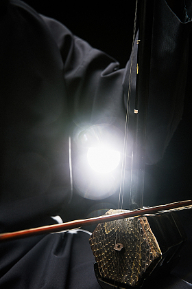 男艺术家在拉二胡图片