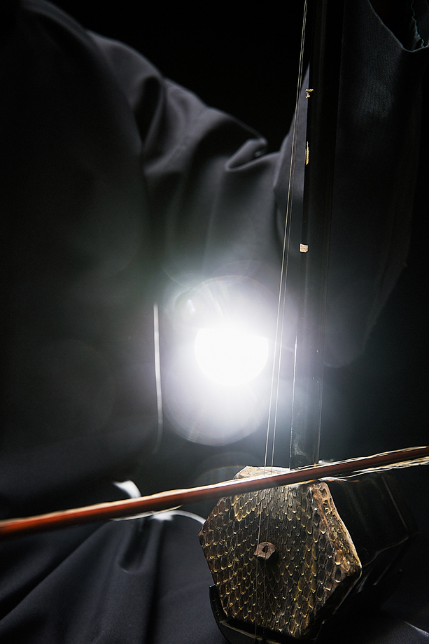 男艺术家在拉二胡图片 男艺术家在拉二胡图片