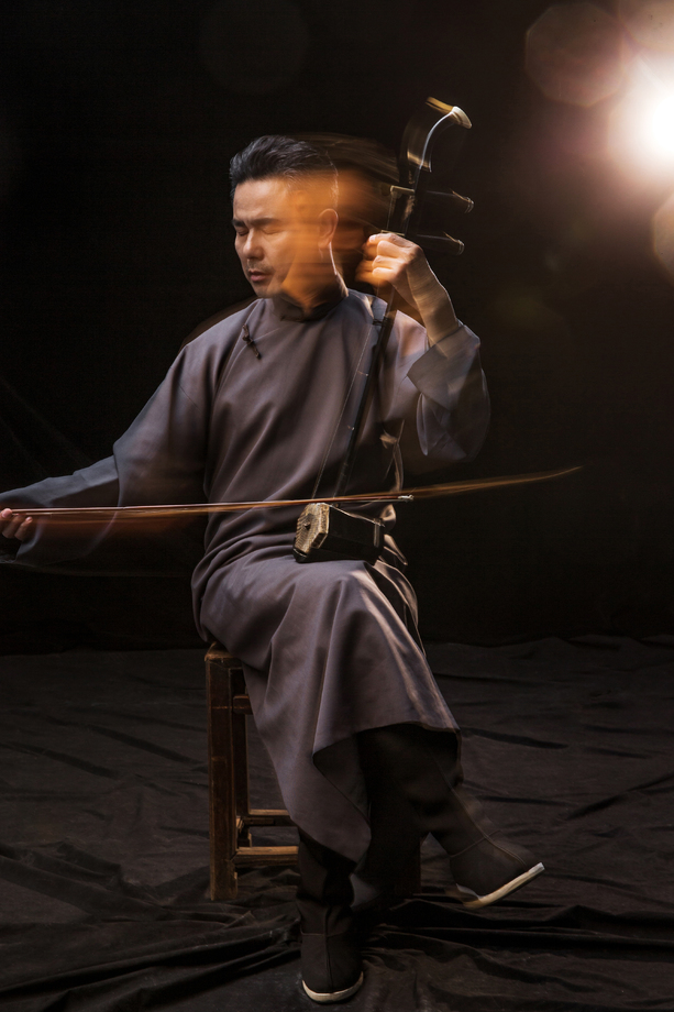 男艺术家在拉二胡图片 男艺术家在拉二胡图片