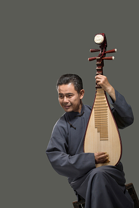 男艺术家在弹琵琶