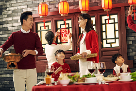 快乐家庭准备年夜饭图片