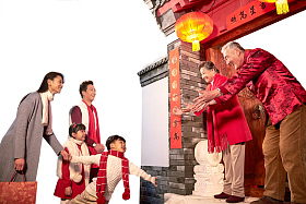 老人迎接孩子回家过年图片