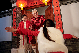 老人迎接孩子回家过年图片