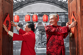老年夫妇贴福字图片