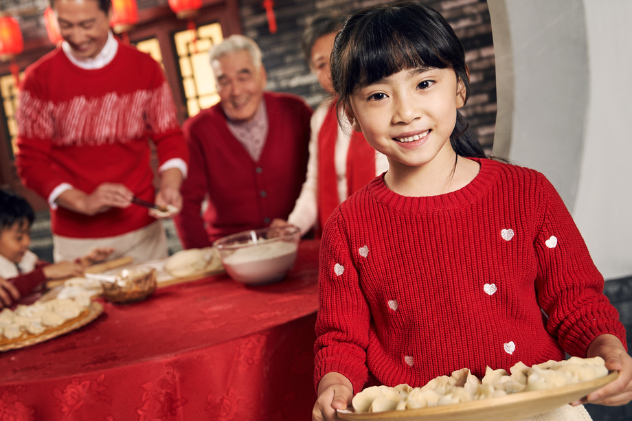 小女孩端着一盘饺子照片 小女孩端着一盘饺子照片