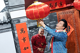 父子过年挂红灯笼图片