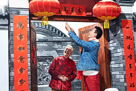 父子过年挂红灯