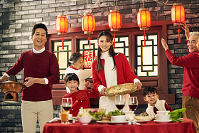 快乐家庭准备年夜饭图片