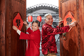 老年夫妇贴福字图片
