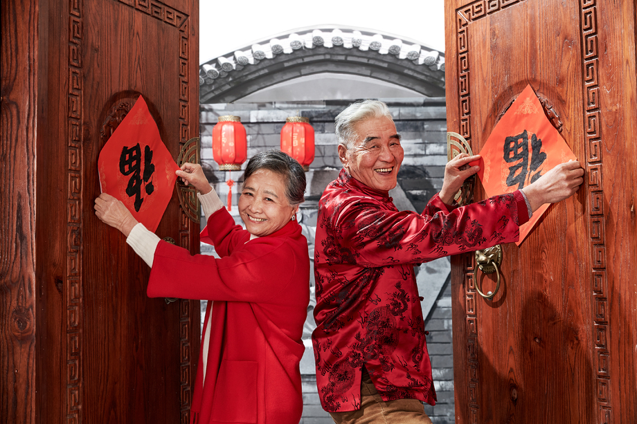 老年夫妇贴福字图片