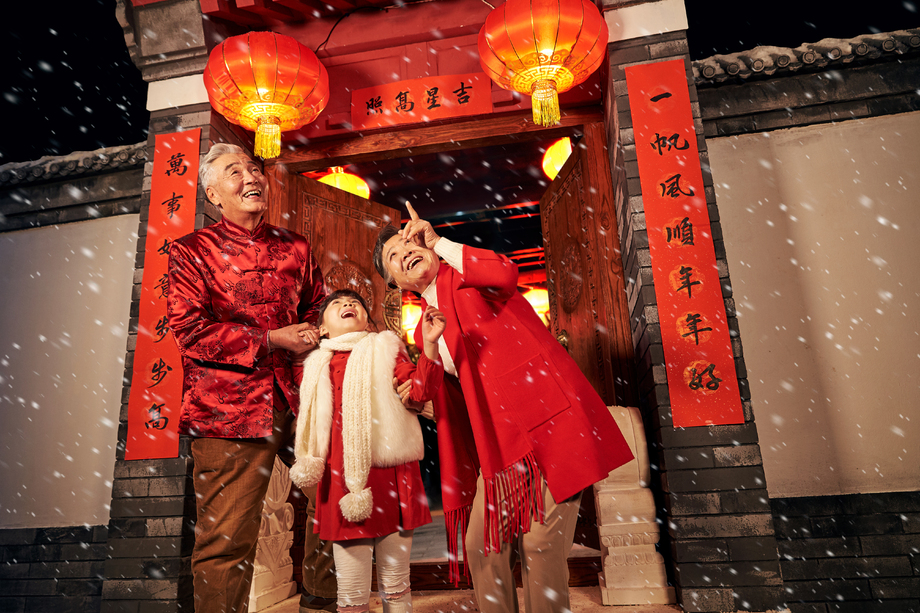 老人和孙女过新年 老人和孙女过新年