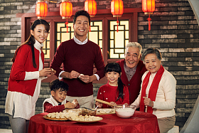 幸福家庭过年包饺子图片