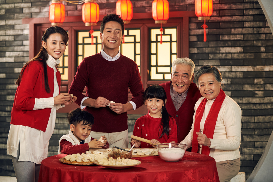 幸福家庭过年包饺子图片 幸福家庭过年包饺子图片