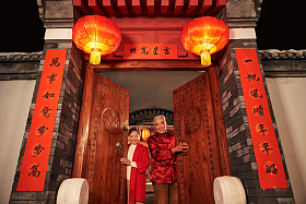 老年夫妇过新年