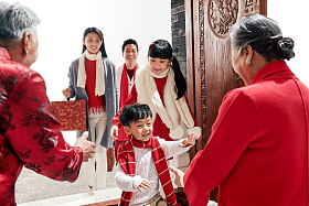 老人迎接孩子回家过年图片