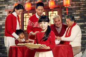 幸福家庭过年包饺子照片