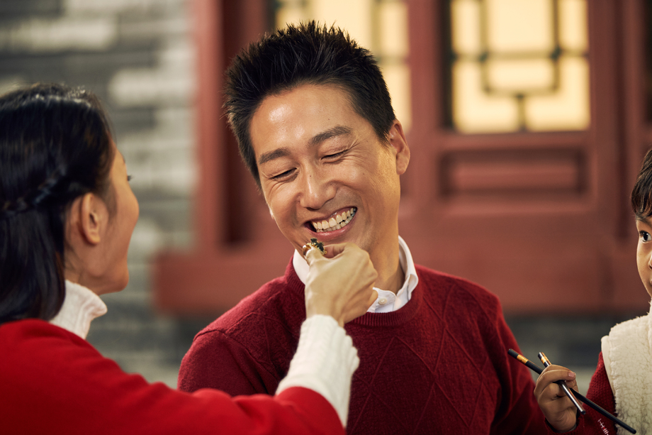 幸福家庭吃团圆饭 幸福家庭吃团圆饭
