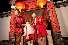 老人和孙女过新年图片
