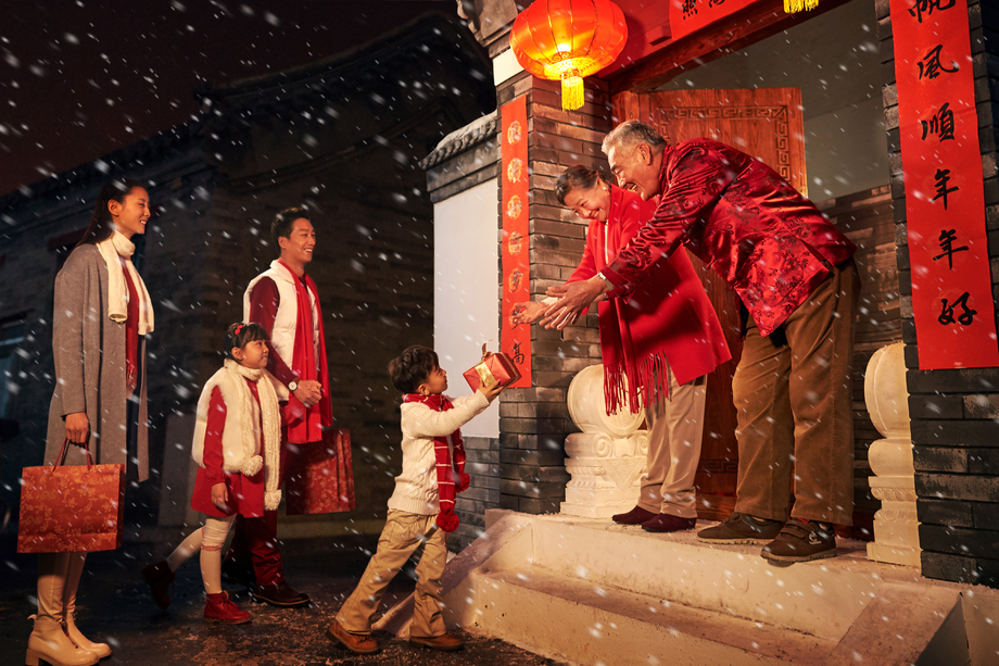 老人迎接孩子回家过年图片 老人迎接孩子回家过年图片