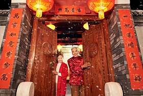 老年夫妇过新年