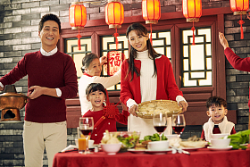 快乐家庭准备年夜饭图片