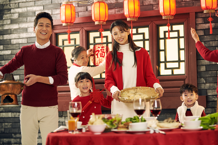 快乐家庭准备年夜饭图片 快乐家庭准备年夜饭图片