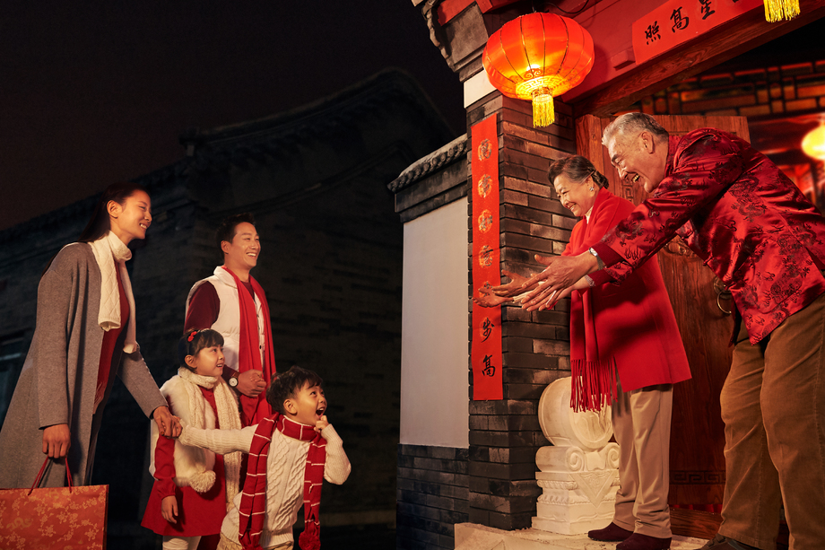 老人迎接孩子回家过年图片