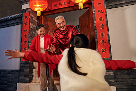 老人迎接孩子回家过年图片