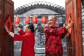 老年夫妇贴福字图片