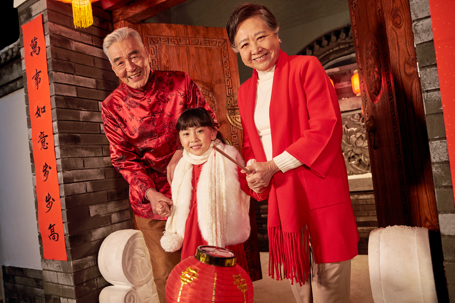 老人和孙女过新年 老人和孙女过新年