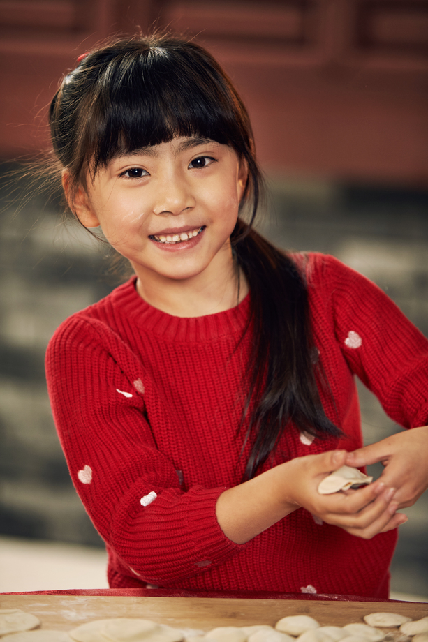 小女孩过年包饺子图片