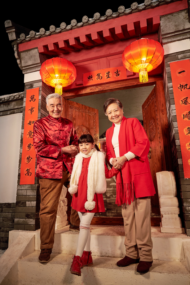 老人和孙女过新年 老人和孙女过新年