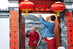 父子过年挂红灯笼照片