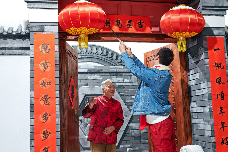 父子过年挂红灯笼照片 父子过年挂红灯笼照片