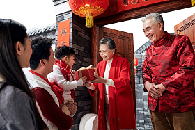 老人迎接孩子回家过年图片