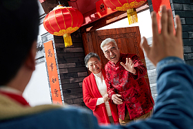 老人迎接孩子回家过年图片