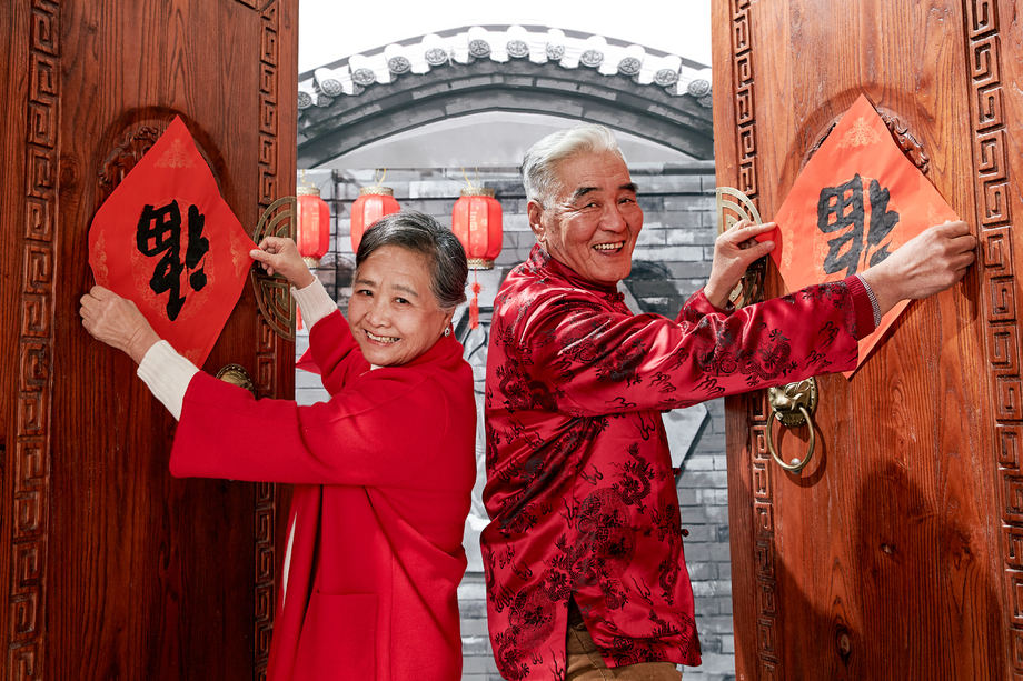 老年夫妇贴福字 老年夫妇贴福字
