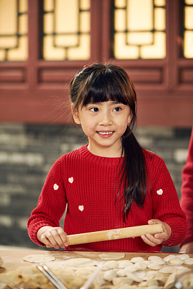 小女孩过年包饺子图片
