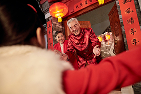 老人迎接孩子回家过年图片