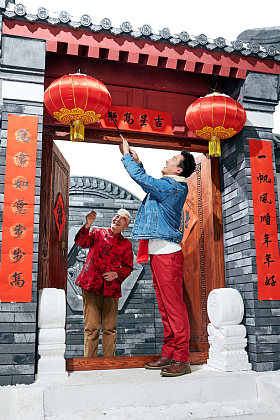 父子过年挂红灯