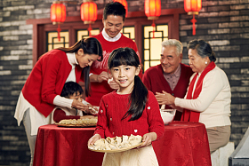 幸福家庭过年包饺子图片