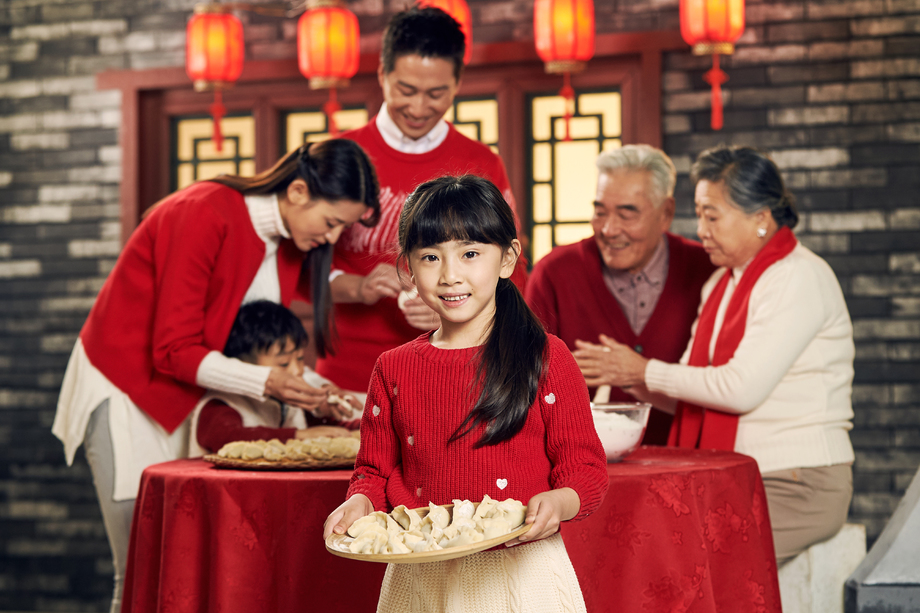 幸福家庭过年包饺子图片
