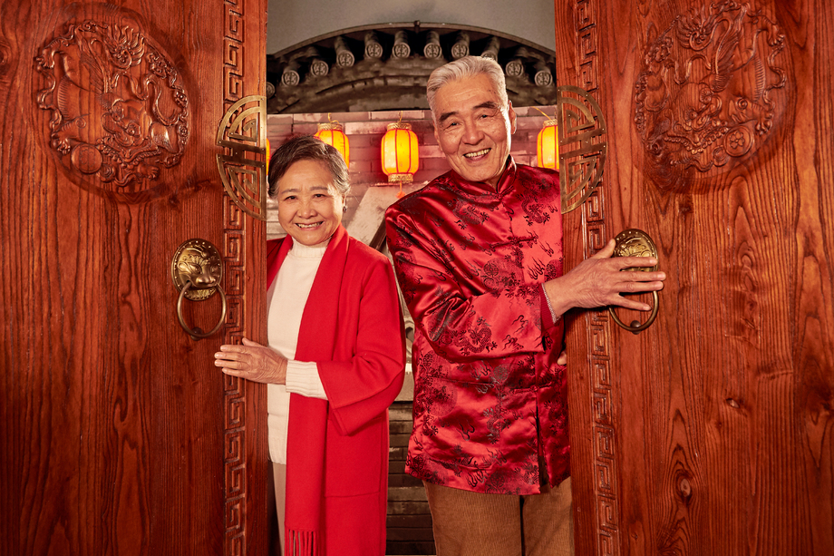 老年夫妇过新年