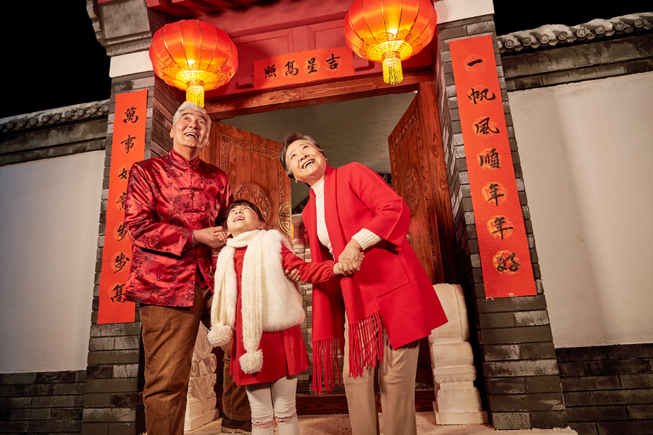 老人和孙女过新年 老人和孙女过新年