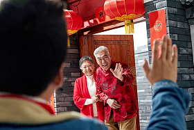老人迎接孩子回家过年图片