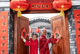 老年夫妇贴福字图片